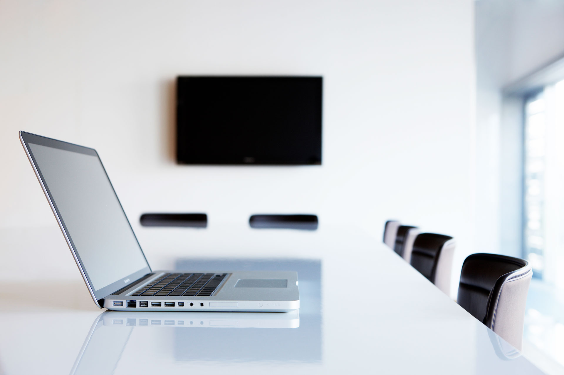 laptop-on-table-in-conference-room-2022-12-16-22-19-10-utc